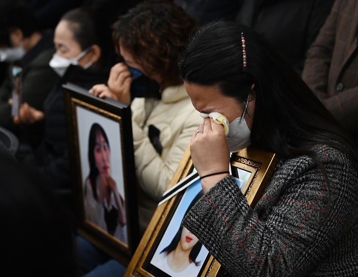 이태원 참사 유가족들이 22일 입장발표 기자회견에서 자식의 영정사진을 품에 안고 눈물을 흘리고 있다. (사진/뉴시스)