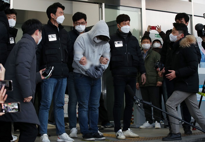 지난 17일 오전 이석준이 서울 송파경찰서에서 검찰로 송치됐다. (사진/뉴시스)