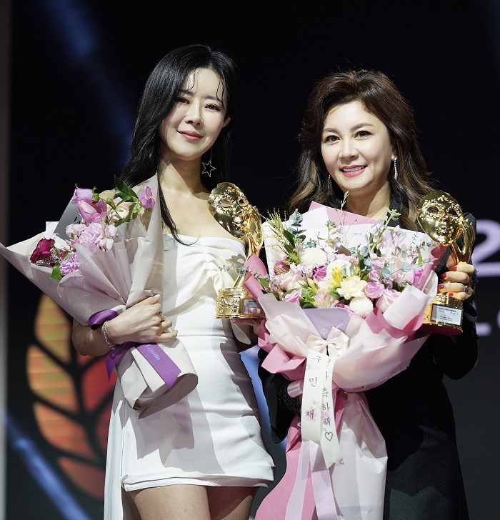 ▲여우주연상을 수상한 김혜선과 여우조연상을 수상한 엄수빈이 나란히 포즈를 취하고 있다.