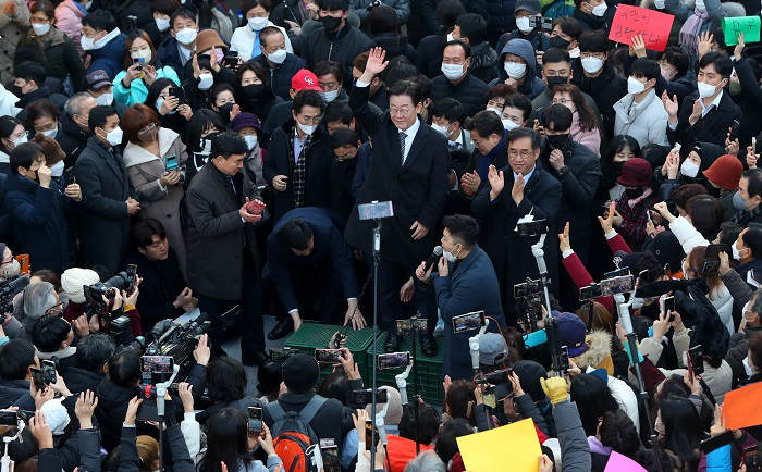 이재명 더불어민주당 대표가 지난 1월 인천 남동구 모래내시장을 방문해 지지자를 향해 손을 흔들고 있다. (사진/뉴시스)