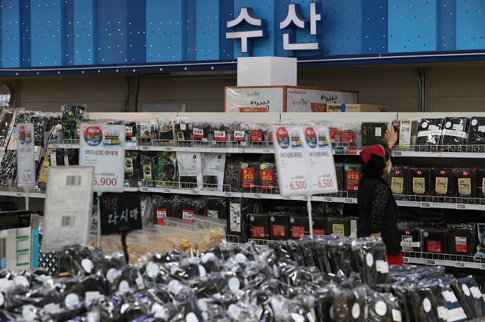 지난 11일 서울 시내 한 대형마트에 수산물 상품이 진열돼 있다. 일본 원전 오염수 방류에 대한 우려가 김·미역·소금·멸치 등 근해 수산물 먹거리에 대한 일부 소비자들의 걱정으로 이어지고 있다. (사진/뉴시스)