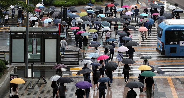 출근길 서울 용산구 용산역 앞에서 우산을 쓴 시민들이 횡단보도를 건너고 있다. (사진/뉴시스)