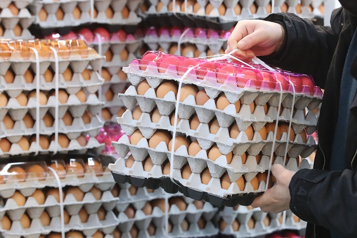식품의약품안전처가 달걀의 살모넬라균 검사 대상을 확대하는 것을 주요 내용으로 하는 식품의 기준 및 규격 고시 개정안을 행정예고했다. (사진/뉴시스)