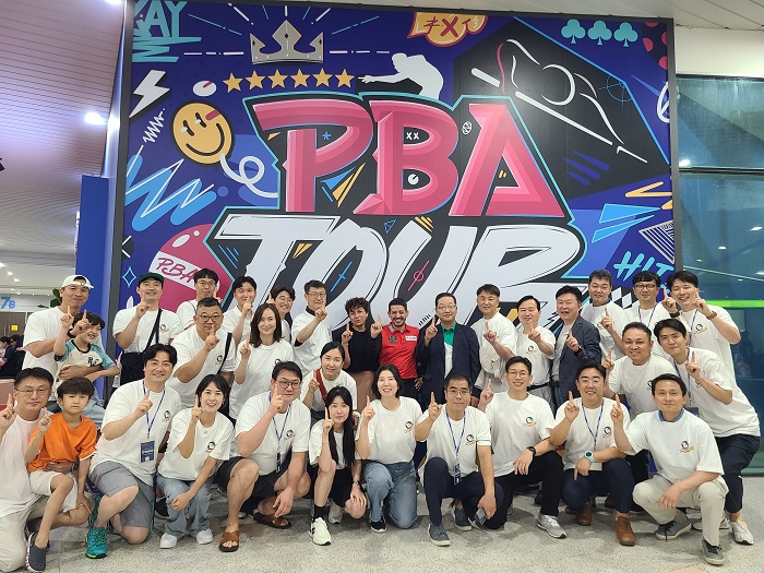 ▲하나카드 PBA-LPBA 챔피업십 개막식에서 이호성 대표이사와 하나 불독스가 함께 사진 촬영을 하고 있다.