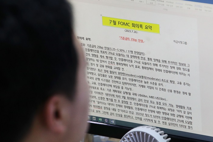 미국 연준이 또 금리를 올린 가운데 27일 오전 서울 중구 하나은행 딜링룸에서 딜러들이 미국 기준금리 인상 관련 요약본을 보고 있다. (사진/뉴시스)