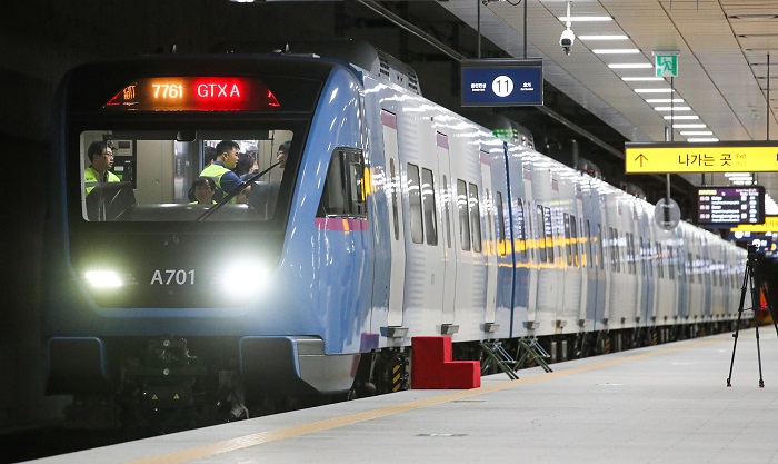 21일 오전 서울 강남구 수서역 SRT 승강장에서 GTX-A 철도차량이 동탄 구간까지 시운전이 시작됐다. (사진/뉴시스)