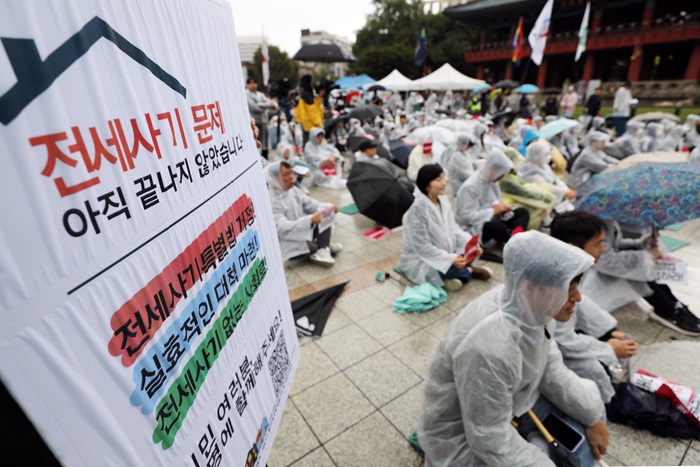 지난 10월 14일 서울 종로구 보신각 앞에서 열린 '전국 전세사기·깡통전세 피해자 집중 집회'에서 피해자들이 손팻말을 들고 있다. (사진/뉴시스)