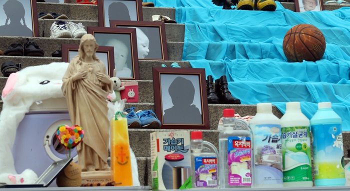 지난 8월 서울역 앞에서 열린 전국동시다발 가습기살균제 참사 12주기 캠페인 및 기자회견에 가습기살균체 참사 피해자들의 유품이 놓여져 있다. (사진/뉴시스)