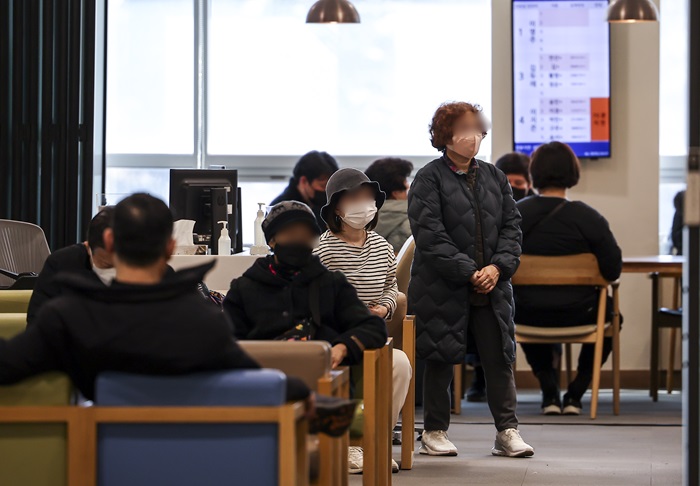 전공의 업무중단이 이어지고 있는 23일 서울의 한 대학병원을 찾은 시민들이 진료를 받기 위해 기다리고 있다. 정부는 이날 전공의 이탈에 따른 국민 건강·생명 피해 우려가 크다고 보고 역대 처음으로 보건의료재난 경보 단계를 최고 수준인 '심각'으로 격상했다. (사진/뉴시스)