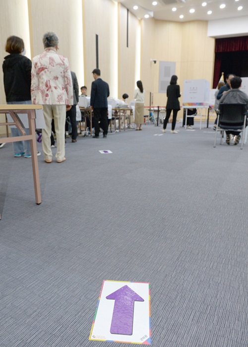 제22대 국회의원선거 사전투표 첫날인 5일 오전 울산 남구청 6층 대강당에 마련된 삼산동 사전투표소에서 시민들이 투표를 하고 있다. (사진/뉴시스)