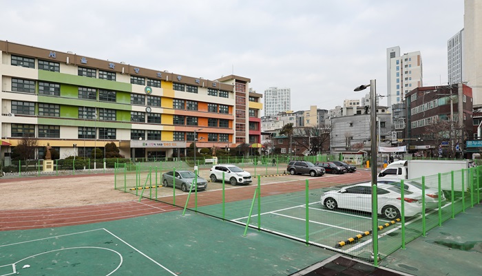 지난 2023년 폐교된 뒤 주차장으로 활용되고 있는 서울 광진구 서울화양초등학교. (사진/뉴시스)