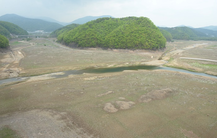 지난 2022년부터 이어진 가뭄으로 지난해 4월 19일 울산 울주군 대곡댐이 메말라 바닥을 드러낸 모습. (사진/뉴시스)