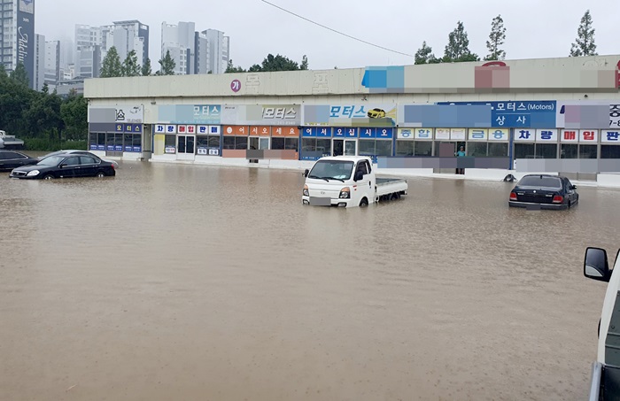 지난해 7월 24일 전남 목포시 석현동 자동차매매상 주차장이 많은 비로 침수돼있다. (사진/뉴시스)